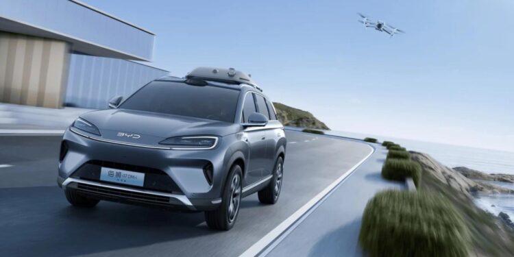 El sistema Lingyuan de DJI en un coche BYD y un dron volando.
