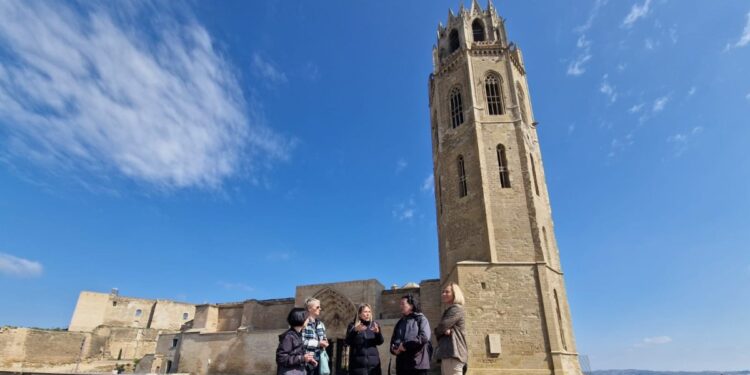 Periodistas de una revista japonesa especializada en viajes en coche visitan la Seu Vella de Lleida