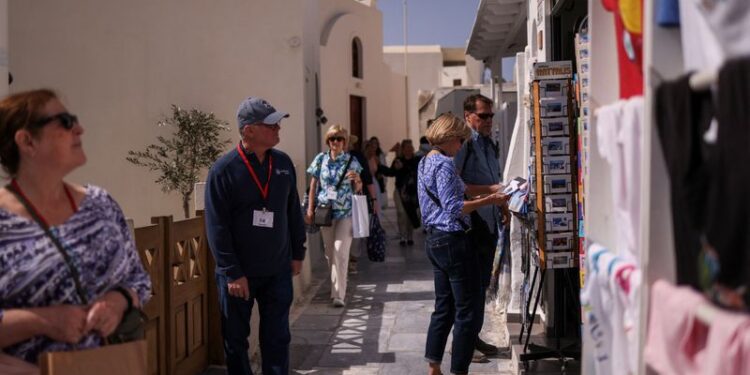 Santorini, en Grecia, da la bienvenida al primer crucero tras los seísmos - 24/03/2025
