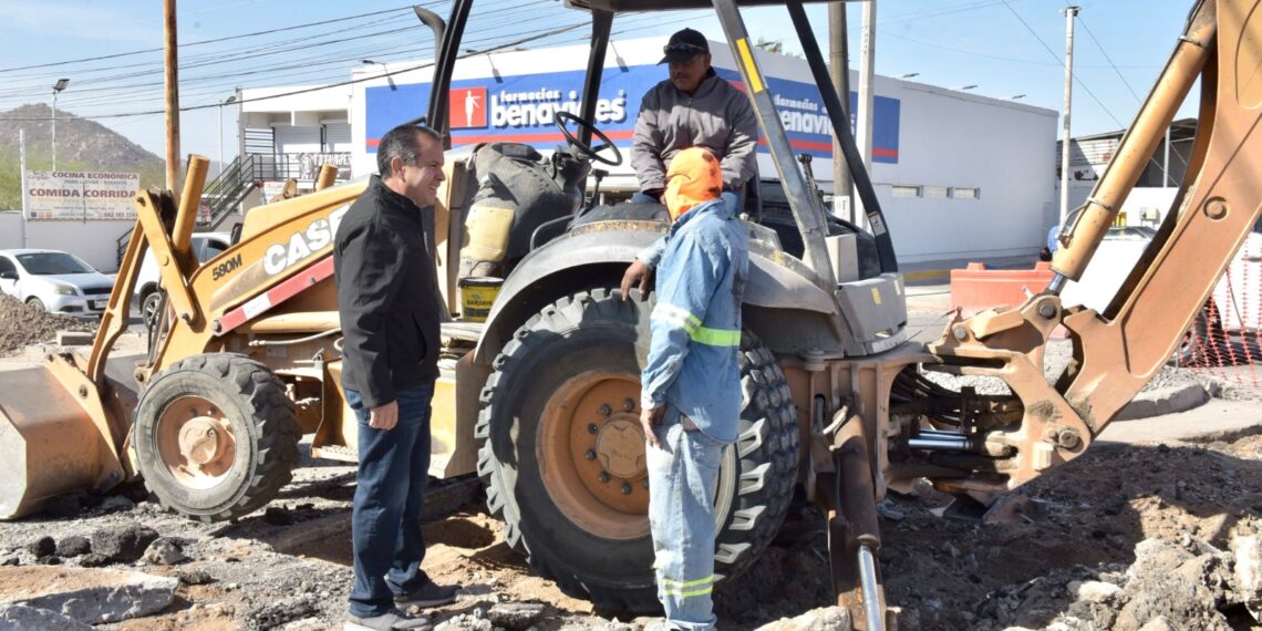 Verifica Toño Astiazarán avances en crucero de concreto de la colonia Perisur