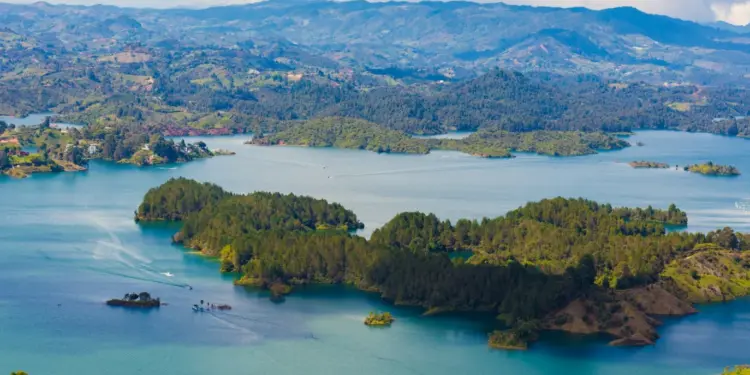 Innovando la industria turística con tecnología digital y emprendimiento sostenible en Colombia.