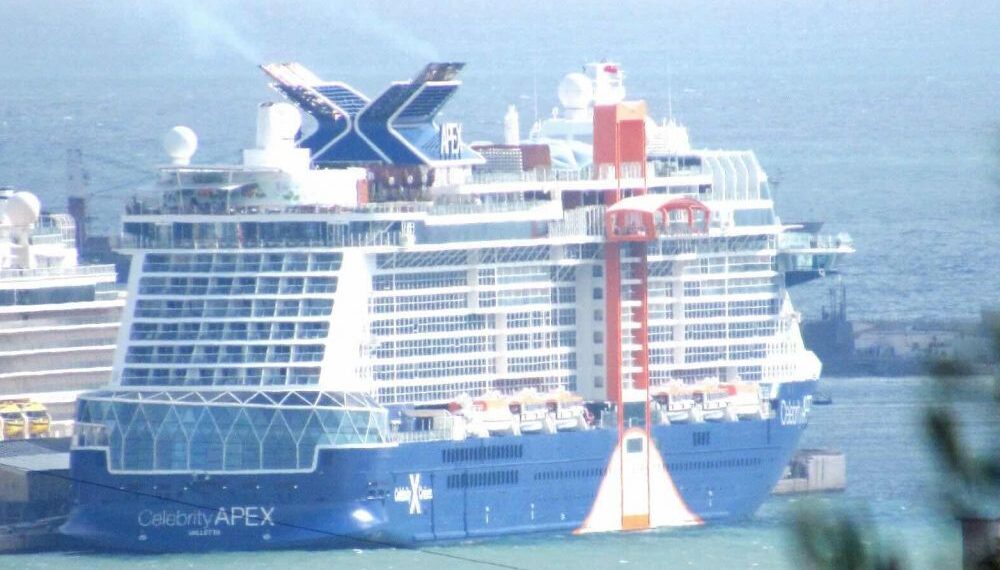 Un submarino nuclear junto a los cruceros del puerto de Gibraltar
