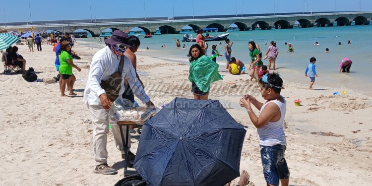 Turistas de crucero disfrutan playas de Progreso