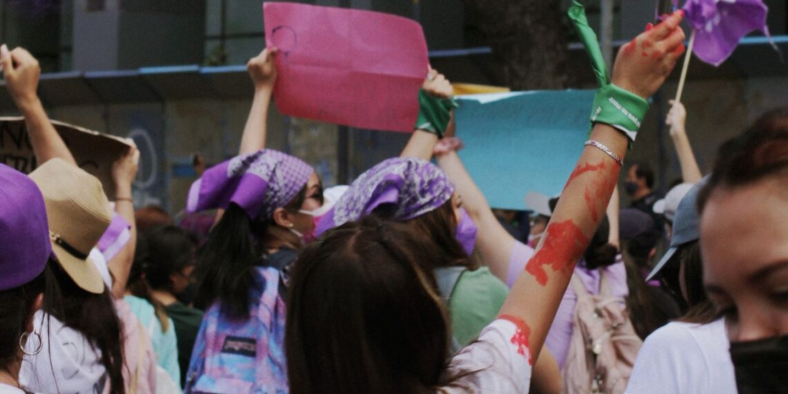 ¿Qué significa el color púrpura o morado el Día de la Mujer?