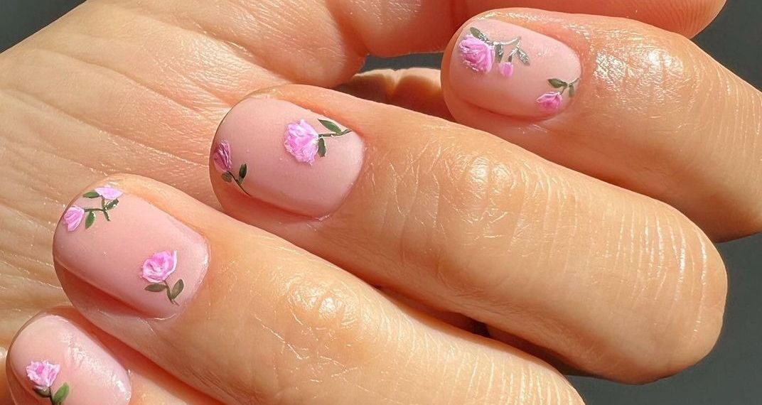 25 diseños de uñas con flores para llevar manos elegantes en Primavera-Verano 2025