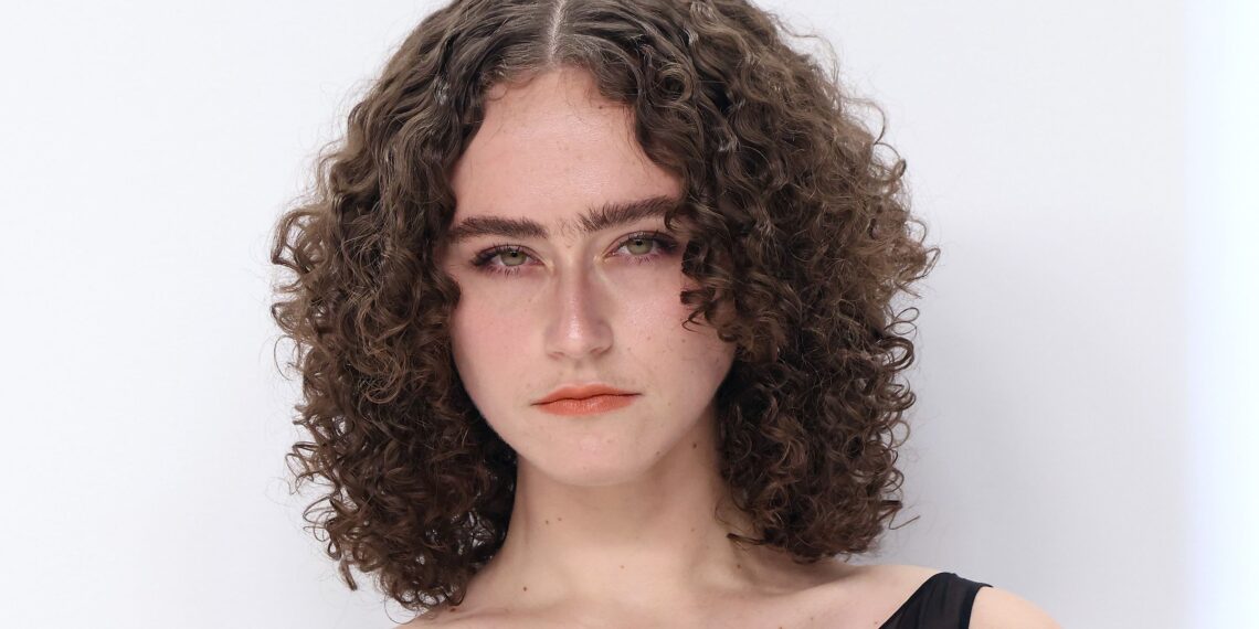 27 peinados sencillos que favorecen aún más a las personas con cabello rizado