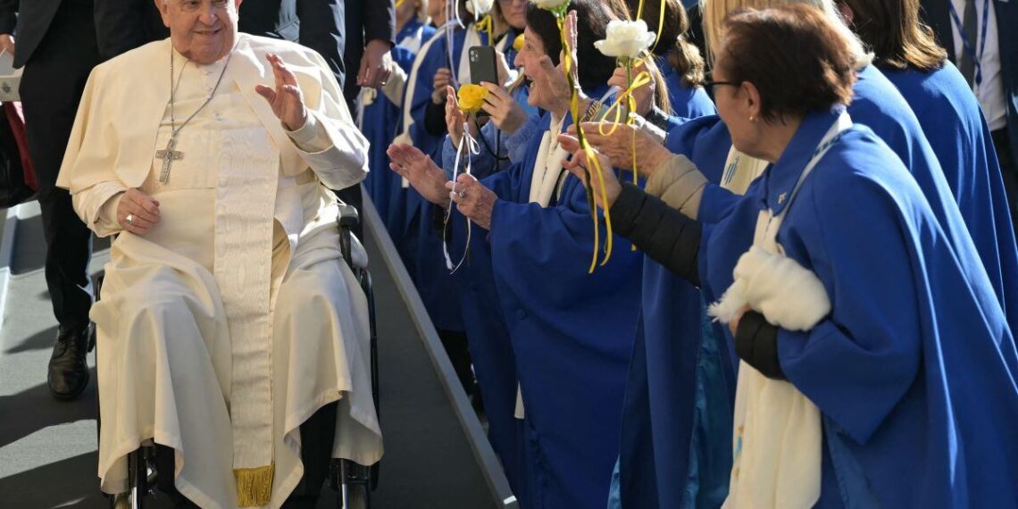 El papa Francisco saluda a la multitud, a la llegada a la catedral de Nuestra Señora de la Asunción, en Ajaccio, como parte de su viaje a la isla francesa de Córcega. FOTO: BERTRAND GUAY. AFP