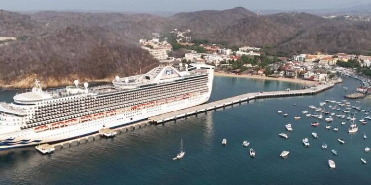 Llega a Huatulco el crucero Caribbean Princess con 3,000 pasajeros