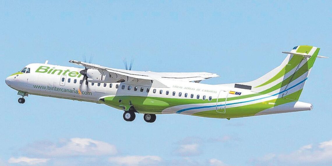 Un avion de la empresa Binter volando.