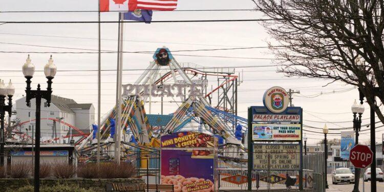 Canadienses desanimados por retórica de Trump y arrestos fronterizos reservan menos viajes a EEUU