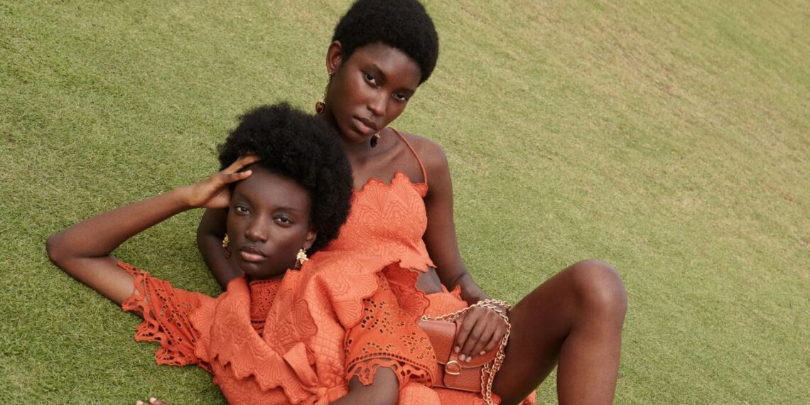 Cómo llevar faldas boho de crochet con sandalias "de abuela" en Primavera-Verano 2025