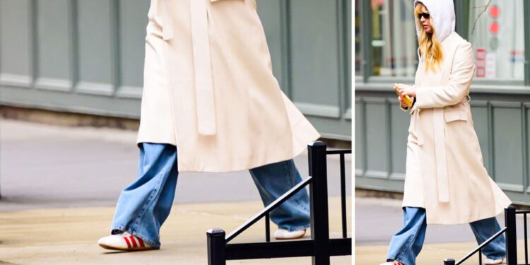Cómo llevar tenis adidas Tokyo con baggy jeans como Jennifer Lawrence en primavera 2025