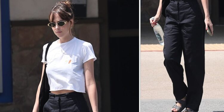 Cómo llevar sandalias cómodas en un look estilo años 90 como Dakota Johnson