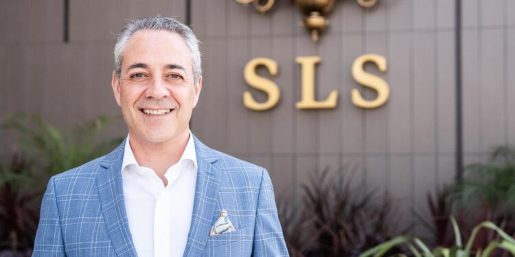 Ignacio Rodríguez, frente al logo del nuevo hotel SLS Barcelona