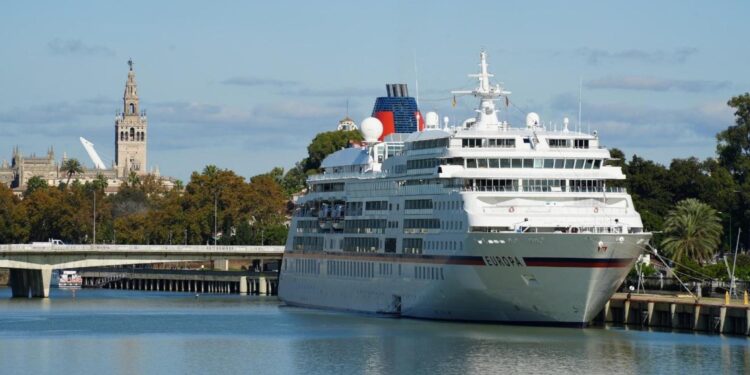 Crucero Europa atracado en el Muelle de las Delicias en su escala de 2024.
