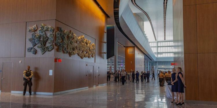 Vista interior de la nueva terminal de MSC diseñada por Arquitectonica de Miami.