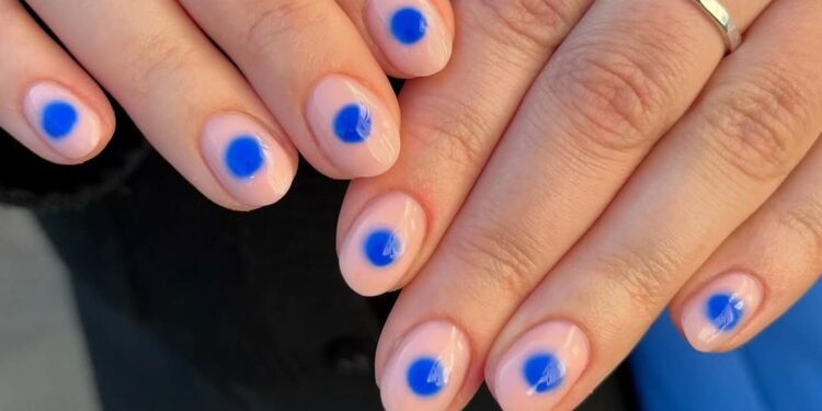 Diseños de uñas minimal y en los colores de la Primavera-Verano 2025 que debes probar