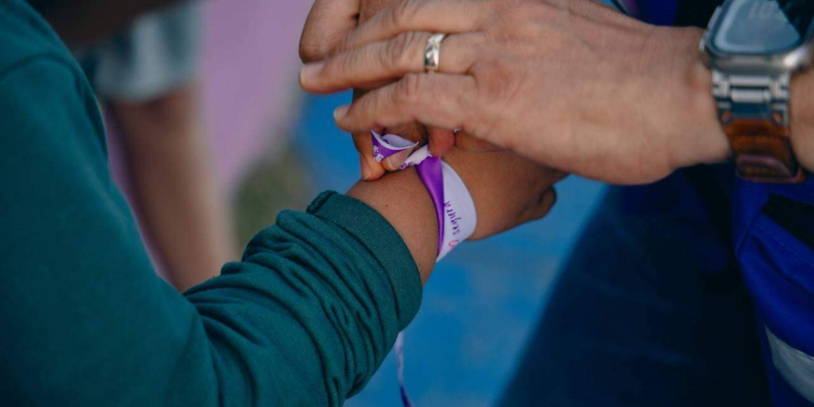 Reparte Marco Bonilla folletos en Crucero Violeta para concientizar sobre violencia de género - El Heraldo de Chihuahua