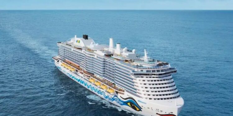 El crucero AidaCosma bate el récord de pasajeros en un solo barco del Puerto de Cádiz