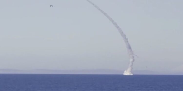 El submarino nuclear ruso Krasnoyarsk lanzó un misil de crucero Kalibr hacia un objetivo costero a más de 1.100 kilómetros.