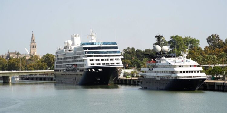 El Puerto de Sevilla recibirá cuatro cruceros con mil turistas durante Semana Santa