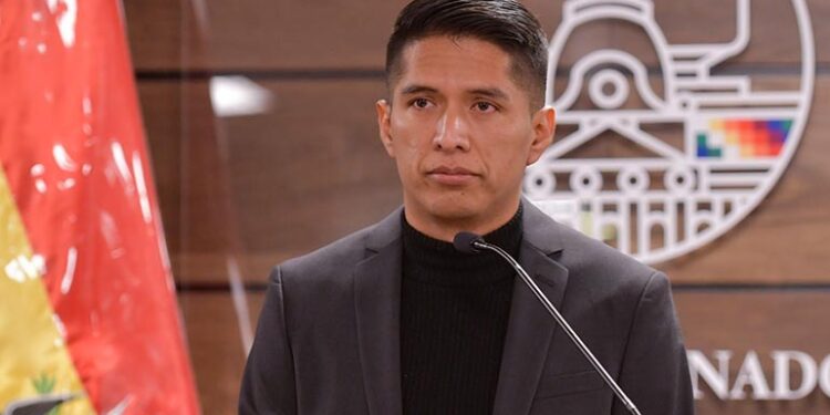 Senado aclara que viajes de Andrónico no buscan evadir responsabilidades políticas