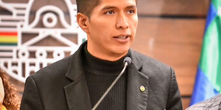 El Senado niega que viajes de Andrónico sean para “evadir responsabilidades” y dice no usar recursos del Estado