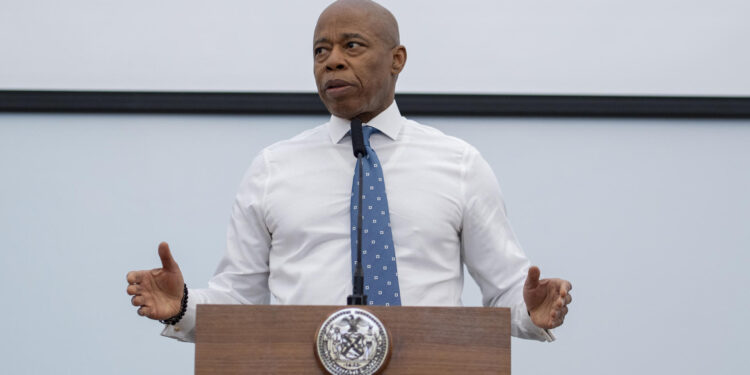 Alcalde Nueva York anima a turistas a no privarse de viajes en helicóptero tras accidente