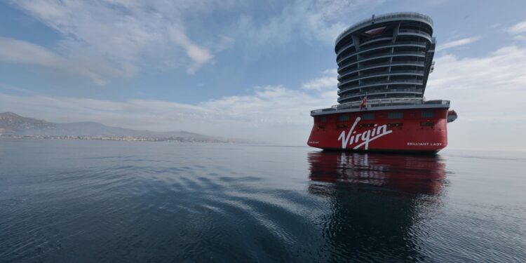 El crucero de Virgin alarga su estancia en la Bahía de Málaga
