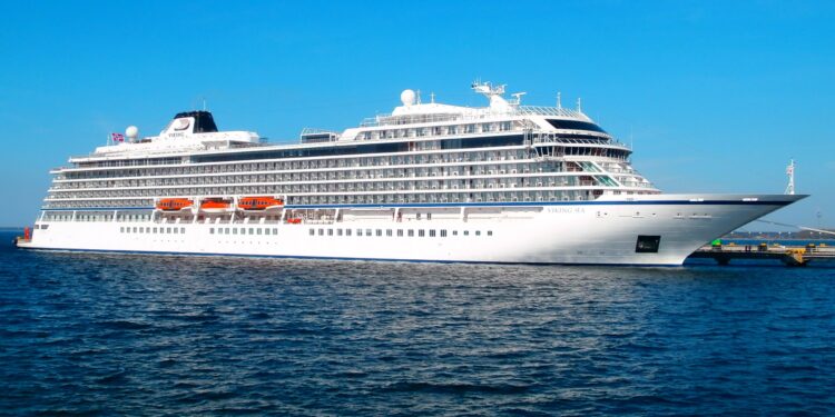 El crucero 'Viking Sea' llega a Cádiz con 907 pasajeros este jueves 10 de abril ·