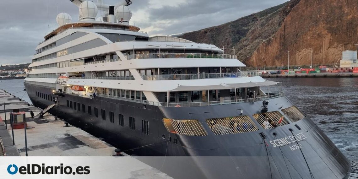 El lujoso crucero ‘Scenic Eclipse’ hace su primera escala en el puerto de Santa Cruz de La Palma