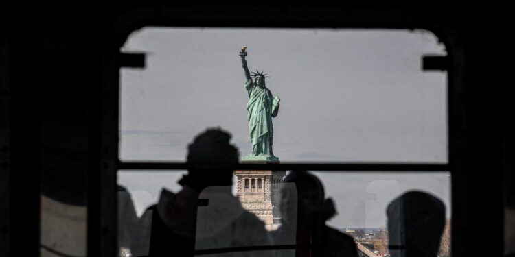 La Estatua de la Libertad se ve desde el ferry de Staten Island en la ciudad de Nueva York.