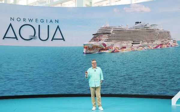 Eric Stonestreet encabeza ceremonia de nombramiento del Norwegian Aqua