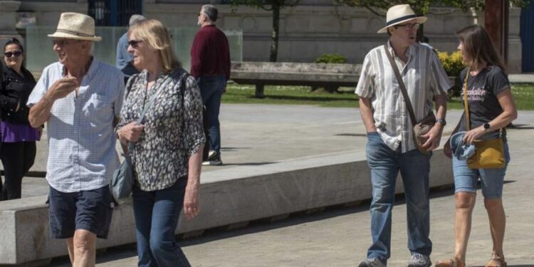 Parejas de cruceristas por la Marina.