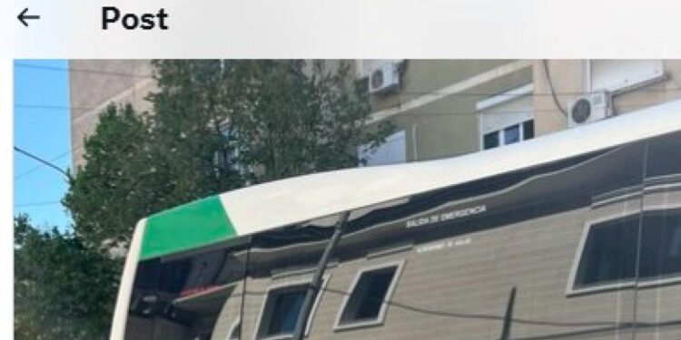 Está de viaje en Albania, un bus le va a recoger para ir de excursión y lo que ve aparecer por la calle es increíble