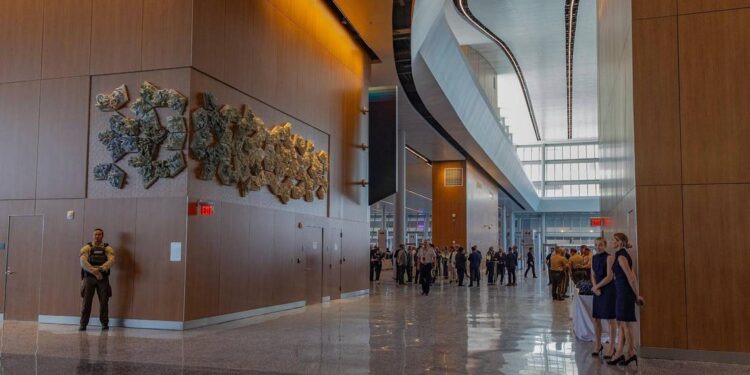 Terminal de cruceros MSC de 4 pisos acaba de inaugurarse en el Puerto de Miami. Cuenta con puertas de embarque automáticas y vistas
