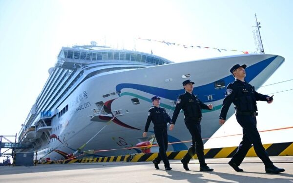 Primer gran crucero chino debuta en Qingdao