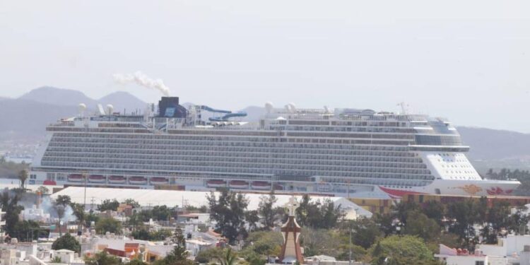 Se suma crucero turístico a flujo de turistas de Semana Santa en Mazatlán