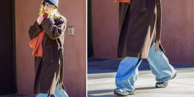 Jennifer Lawrence lleva los tenis más cómodos con baggy jeans en abril 2025