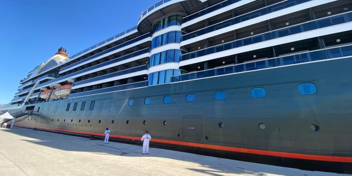 Primera escala del crucero de lujo SEABOURN VENTURE en el puerto de Motril