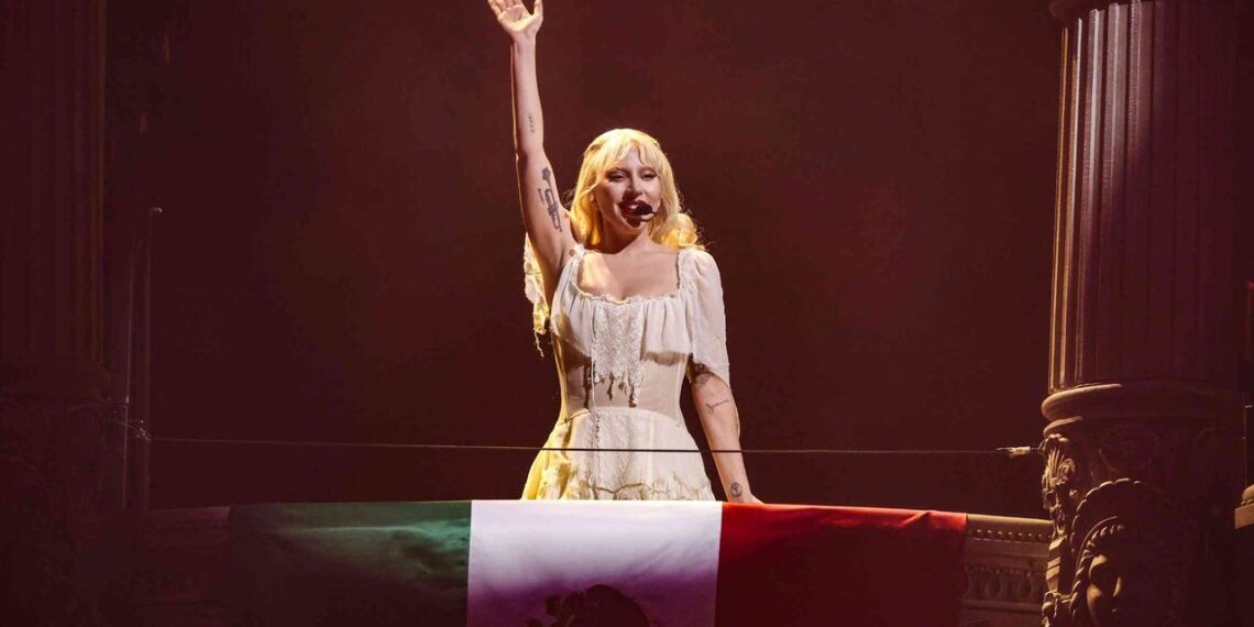 Lady Gaga llevó en México las botas de plataforma de los 70 que vuelven en 2025