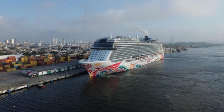 Arriba a Mazatlán crucero Norwegian Joy, con más de 5 mil 900 cruceristas