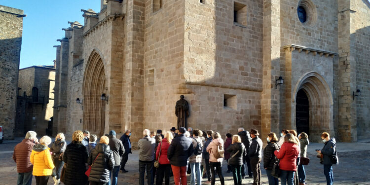 Los españoles volverán a batir un récord de gasto turístico en 2025, aunque los viajes caerán un 1,3%