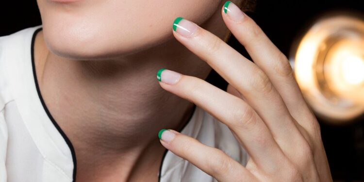 Uñas color verde limón y otras tonalidades de manicure llamativa para llevar en Primavera-Verano 2025