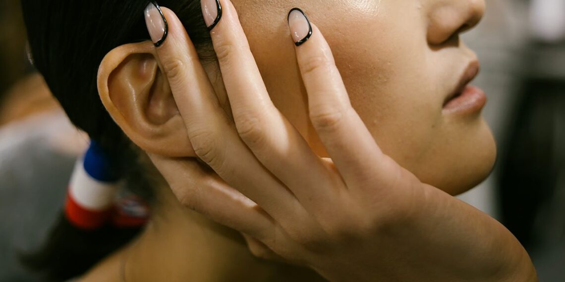 Diseños de uñas efecto gelatina para esta Primavera-Verano 2025