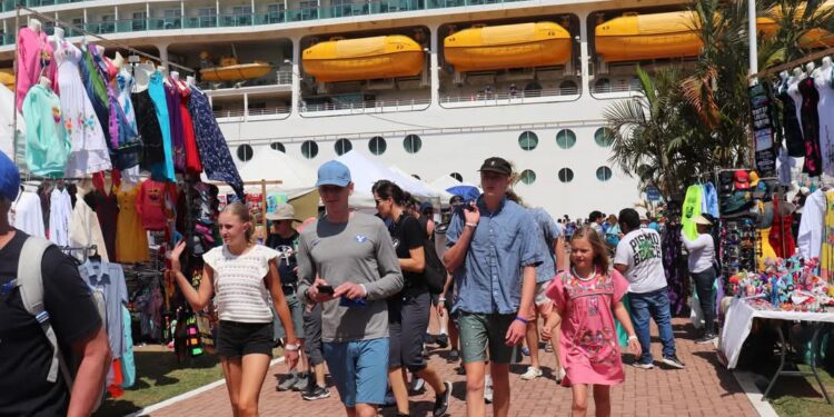 Llegan a Vallarta más de 3 mil 400 cruceristas del Navigator of the seas