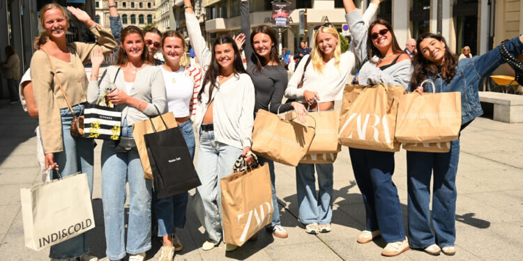 Más de medio millar de jóvenes turistas de un crucero abarrotan A Coruña hasta el domingo