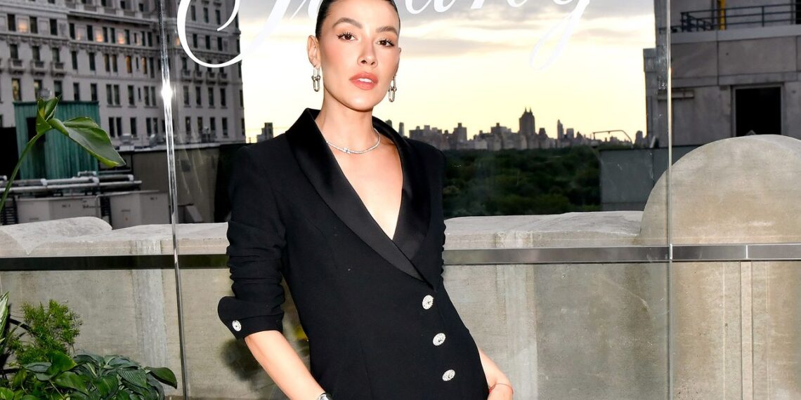 Michelle Salas luce elegante con zapatos pumps y un vestido midi de Carolina Herrera