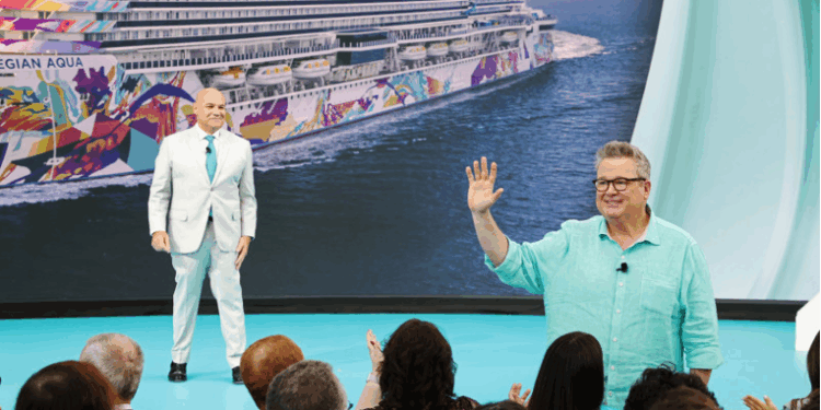 Norwegian Cruise Line bautiza oficialmente al Norwegian Aqua en Miami y revela los planes de expansión de Great Stirrup Cay, la isla privada de la marca