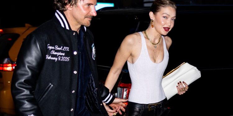 Pantalones rectos de cuero y camiseta blanca, el look de fiesta ideal de Gigi Hadid